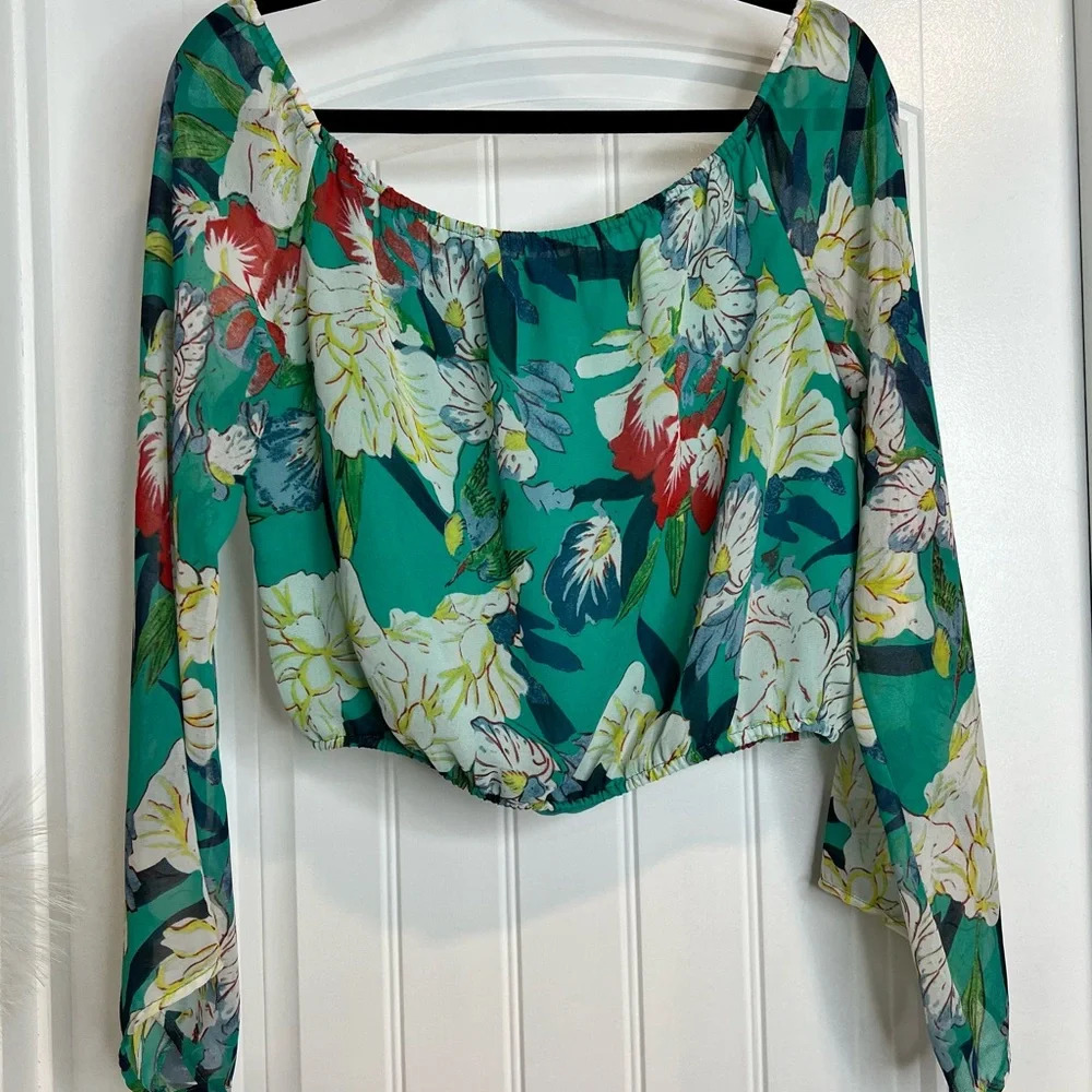ASTR Off the Shoulder Long Sleeve Green Floral‎ Blouse. Size Medium.
